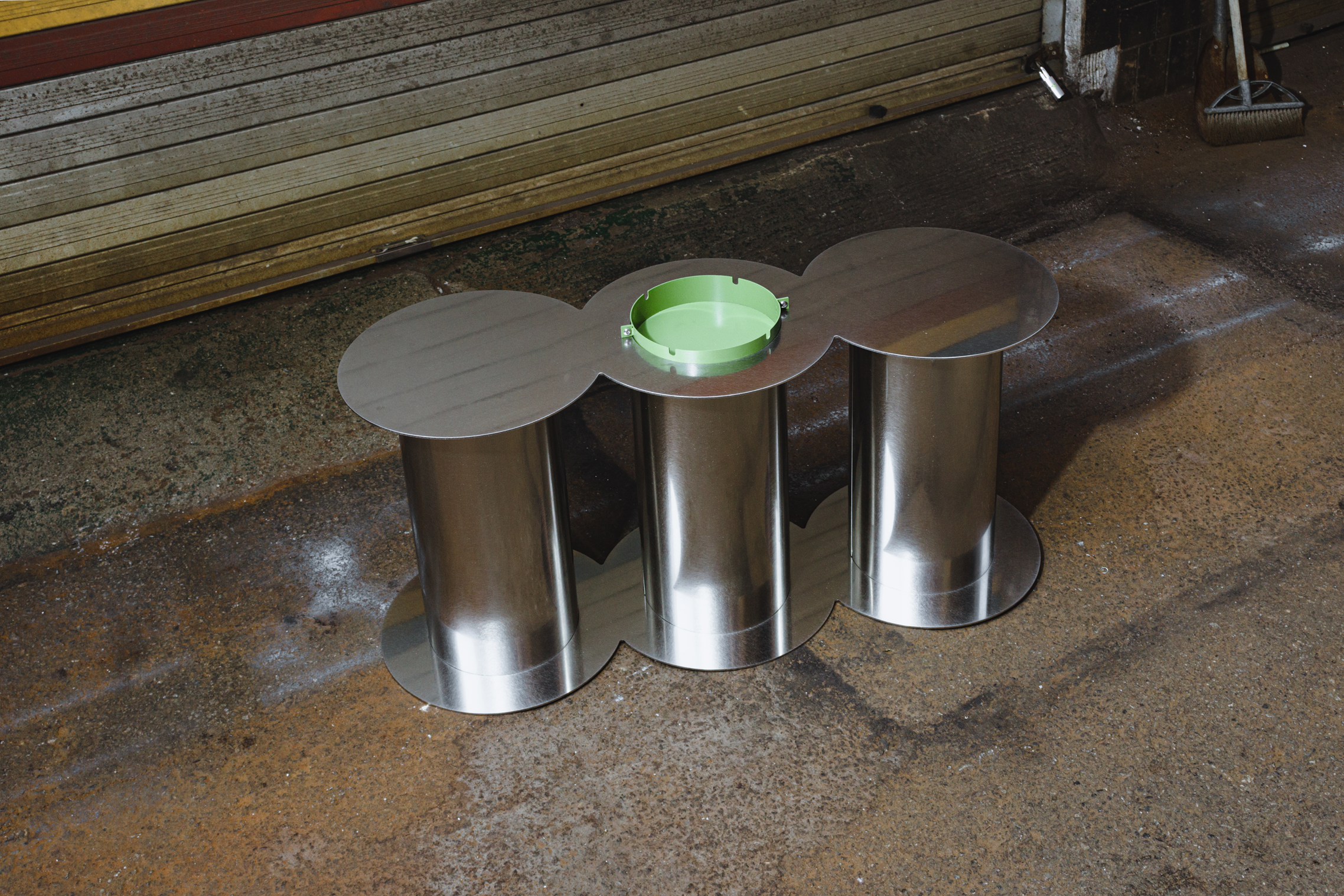 SMOKING BENCH